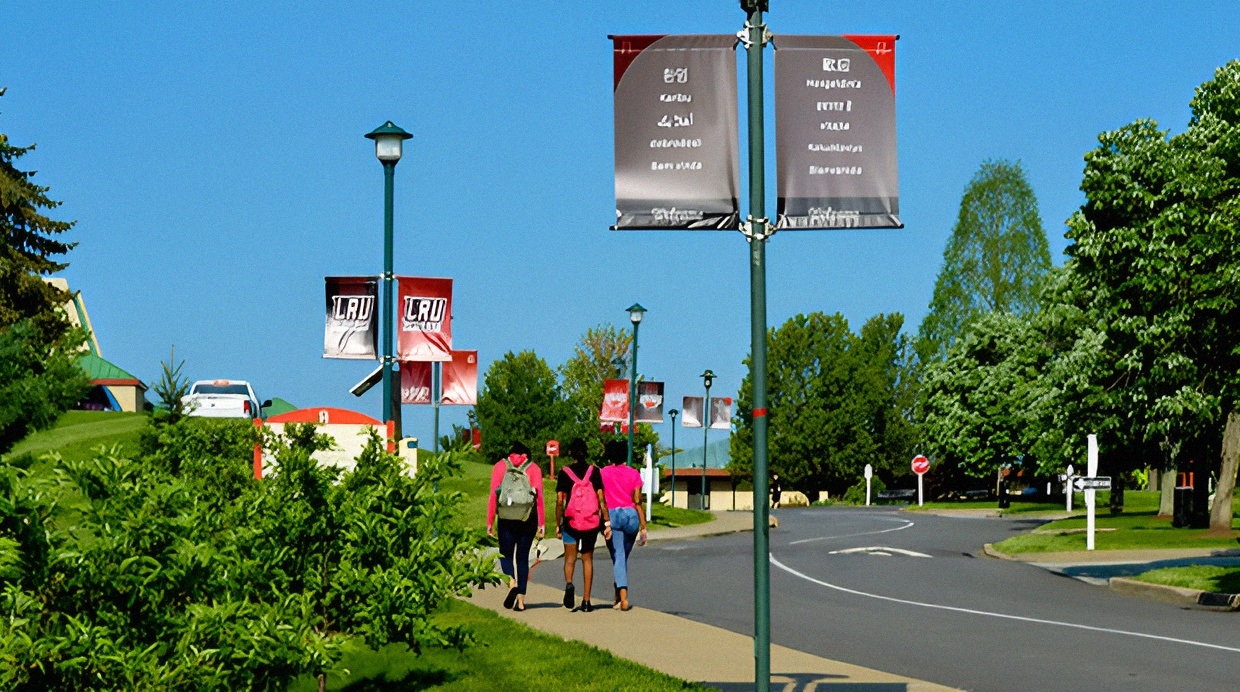 La Roche students walking on campus